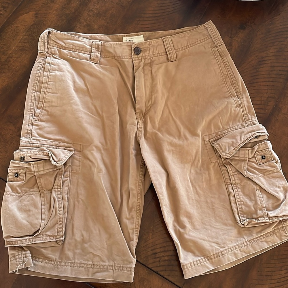 Men’s gap cargo shorts size 32-100 percent cotton ￼